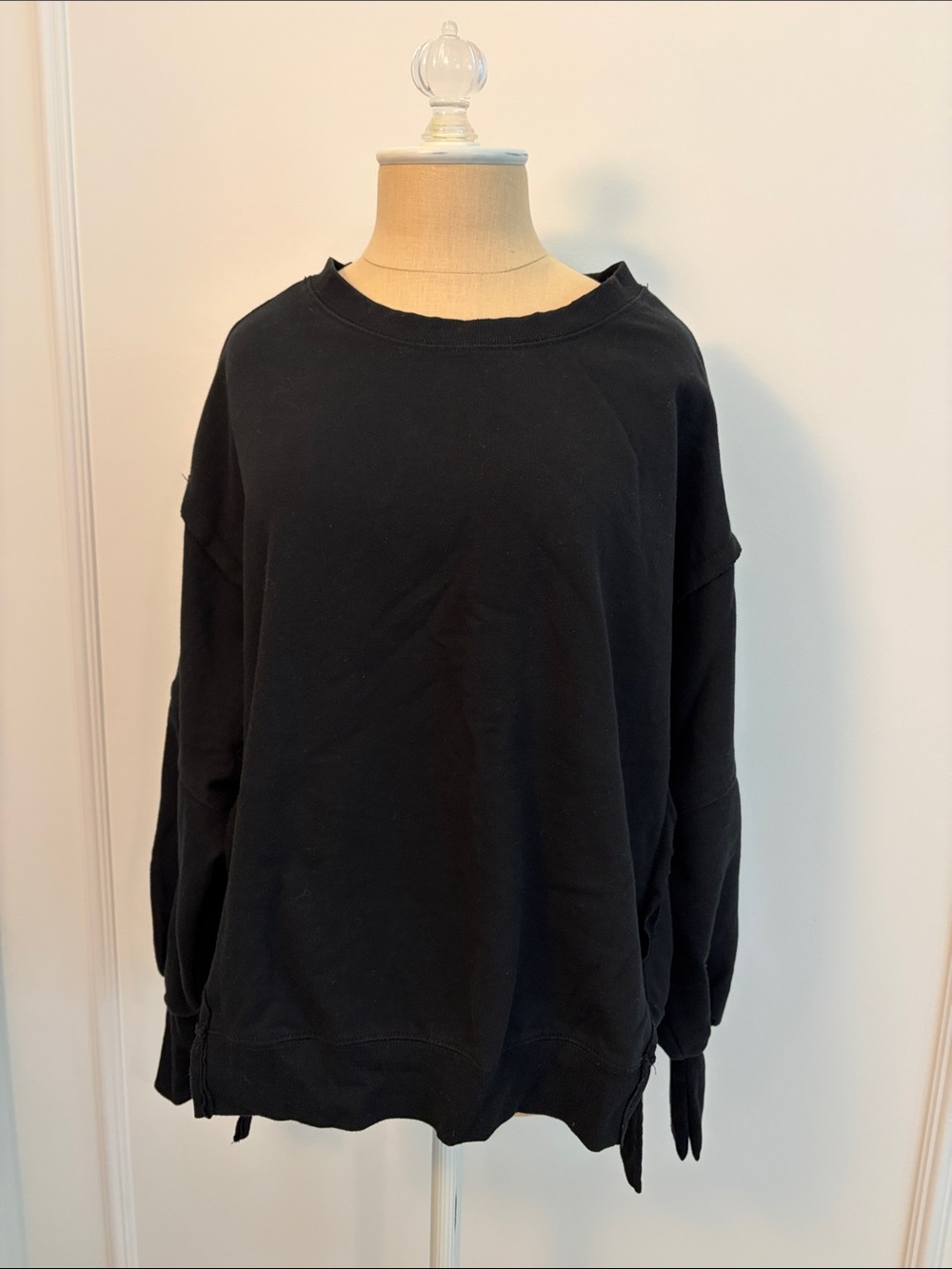 Chelsea & Violet Black Oversized Crewneck Sweatshirt w/ detail & side slits, XS
